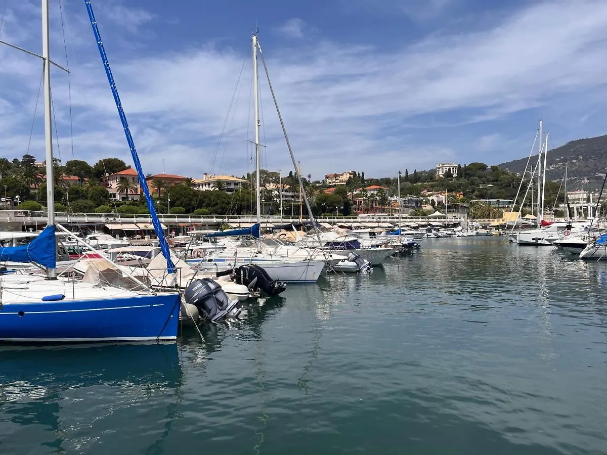 Отель Superbe Yacht Luxe Familial A St Jean Cap-Ferrat. Сен-Жан-Кап-Ферра Ботель