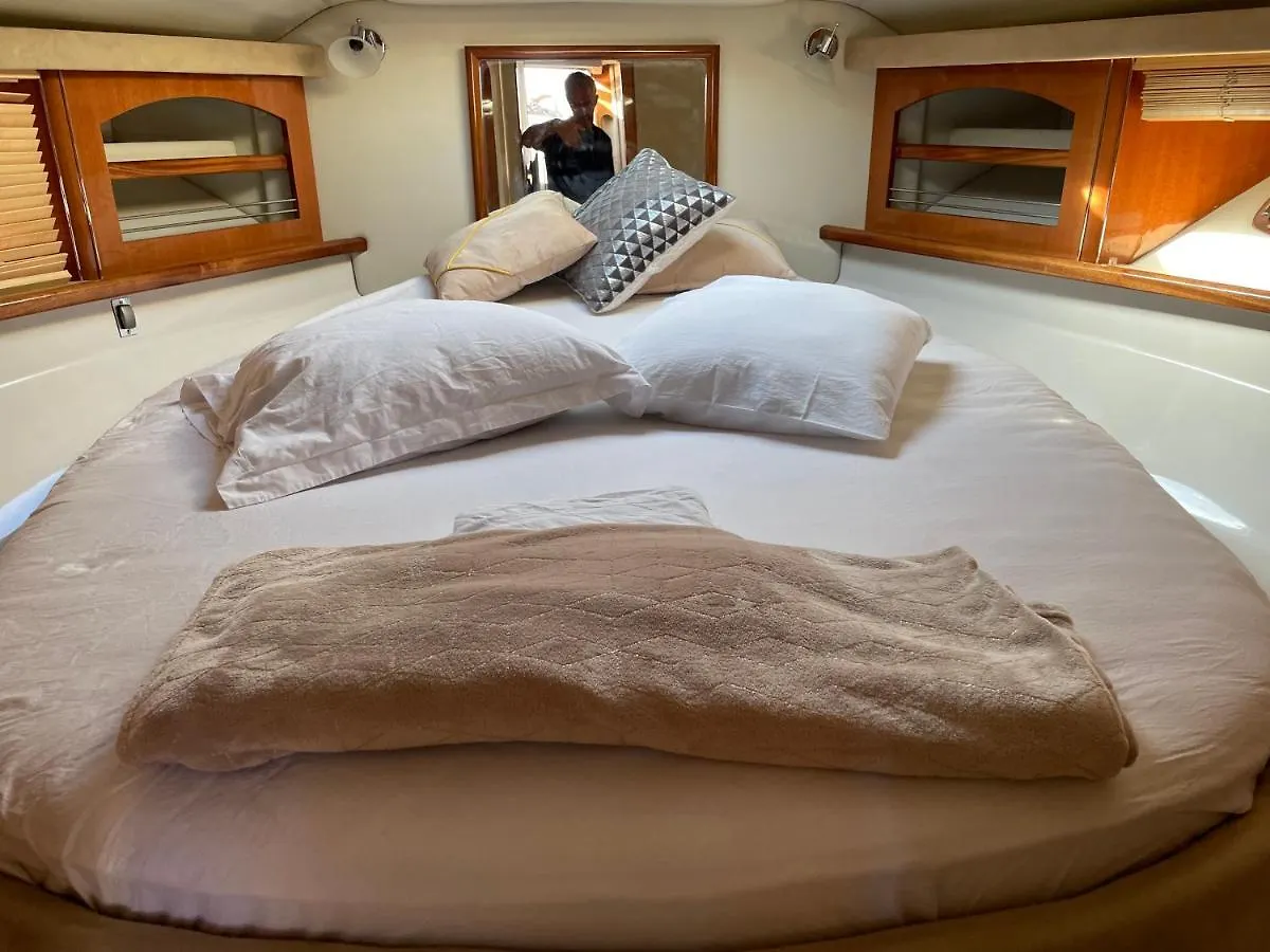 Отель Superbe Yacht Luxe Familial A St Jean Cap-Ferrat. Сен-Жан-Кап-Ферра Ботель
