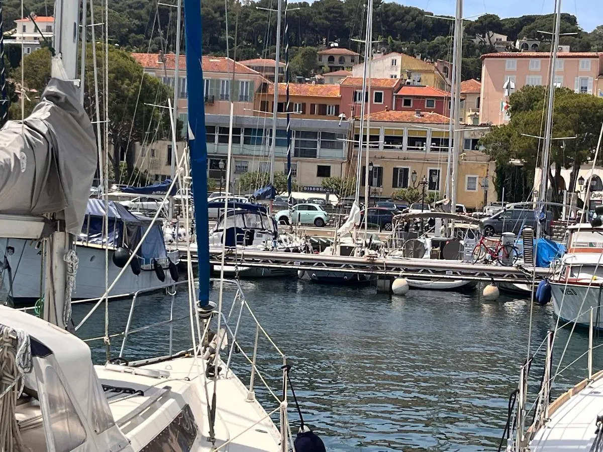 Отель Superbe Yacht Luxe Familial A St Jean Cap-Ferrat. Сен-Жан-Кап-Ферра Ботель